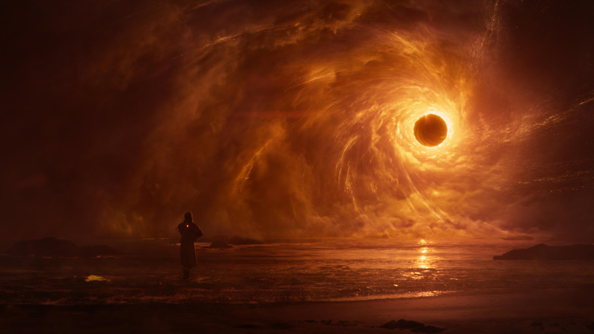 4K Ultra HD PC desktop wallpaper for the video game Saros: lone figure on a beach watches a fiery spiral sun/black hole over the ocean, casting molten reflections.