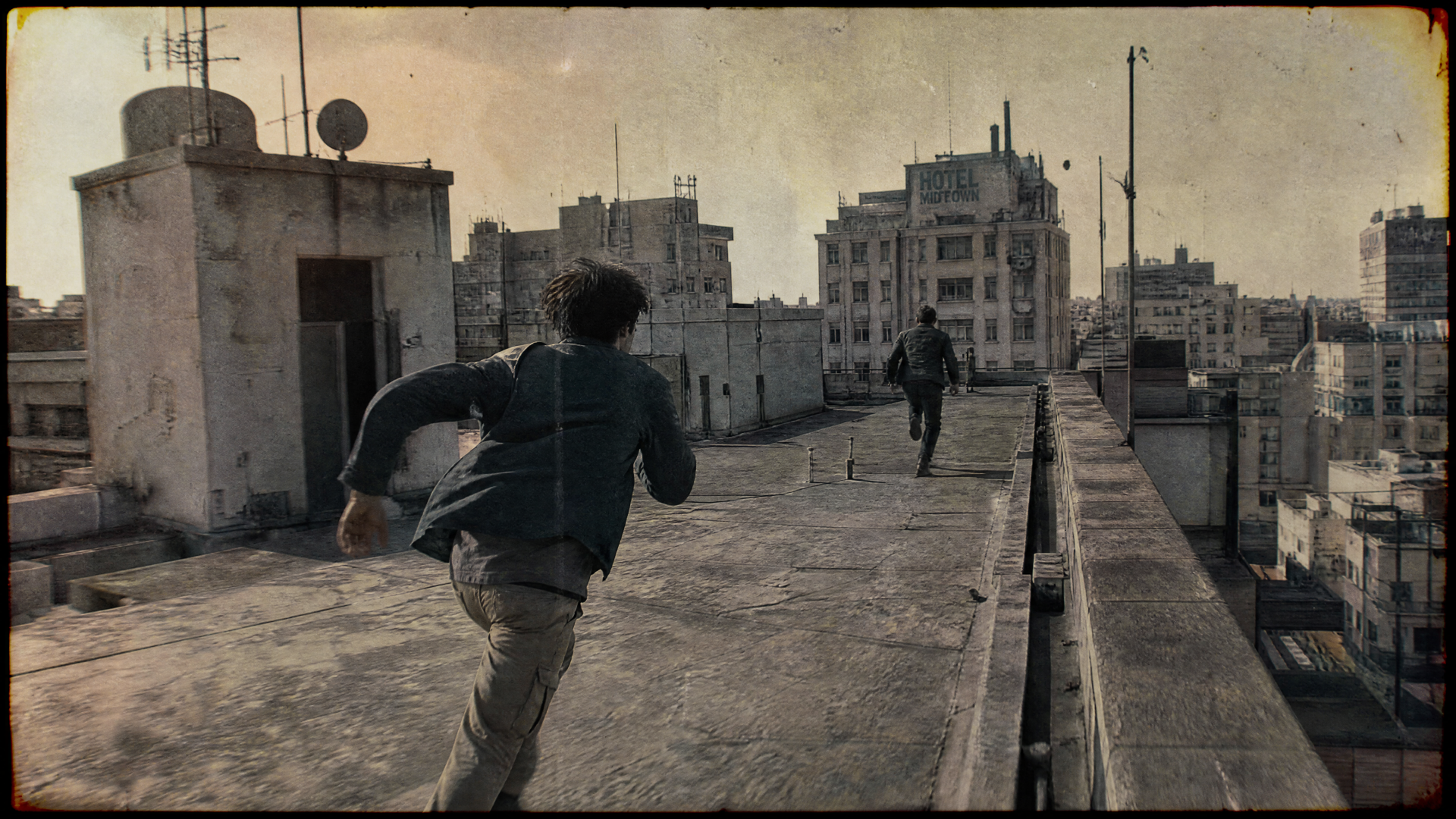 4K Ultra HD PC desktop wallpaper and background: gritty rooftop chase, two figures sprint across a sun‑bleached urban roofscape with weathered buildings and muted sepia tones.