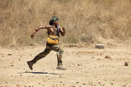 TV show One Piece (Live Action) wallpaper: Usopp sprints across a dusty plain in a 2K Quad HD PC desktop background.