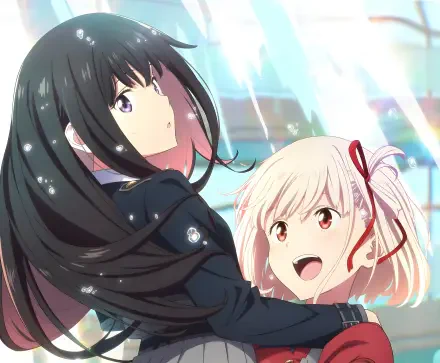 5K Ultra HD PC wallpaper of Lycoris Recoil's Takina Inoue and Chisato Nishikigi — Takina's long dark hair and Chisato's pink bob share a joyful, sunlit moment with lens flare.