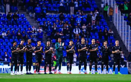 Cruz Azul soccer squad standing in formation on the field before kickoff, blue-filled stands behind them — 4K Ultra HD PC desktop wallpaper/background.