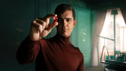 2K Quad HD PC wallpaper: Berlin (La Casa De Papel) portrait — stern man in a burgundy turtleneck holding a small red sphere in a moody green-lit room.