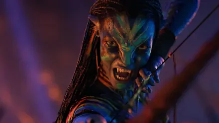 Snarling Na'vi warrior drawing a bow, braided hair and glowing blue skin under fiery orange and purple light — Avatar: Fire and Ash 4K Ultra HD PC Desktop Wallpaper and Background.