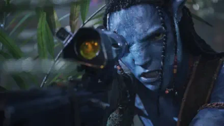 Avatar: Fire and Ash 4K Ultra HD PC desktop wallpaper — blue Na'vi warrior aiming through a rifle scope amid jungle leaves, tense expression and braided hair.