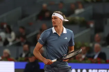 2K Quad HD desktop wallpaper of a German tennis player in a blue adidas shirt and headband holding a racket on court during a match.