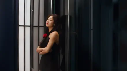 K-pop idol and model in a sleek black dress, arms crossed while leaning against reflective panels — 4K Ultra HD PC desktop wallpaper/background.