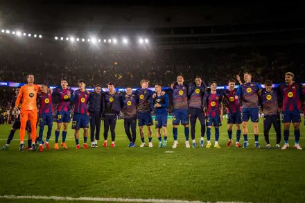 Sports: 4K Ultra HD PC desktop wallpaper: FC Barcelona soccer team lined up on the pitch under stadium lights, players in club kits before kickoff.