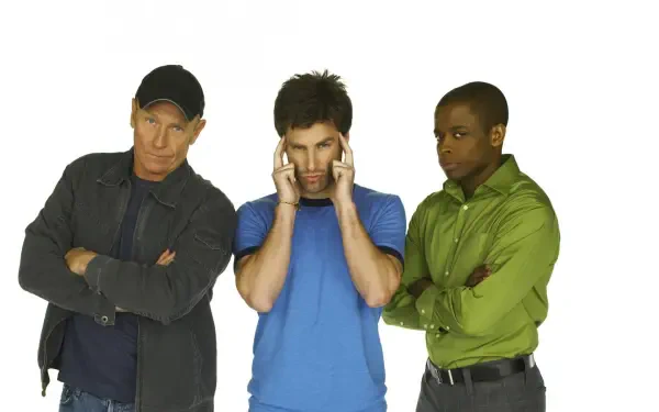 HD PC desktop wallpaper for the TV show Psych: three male characters stand against a white background, the center man pressing his temples while the others cross their arms.
