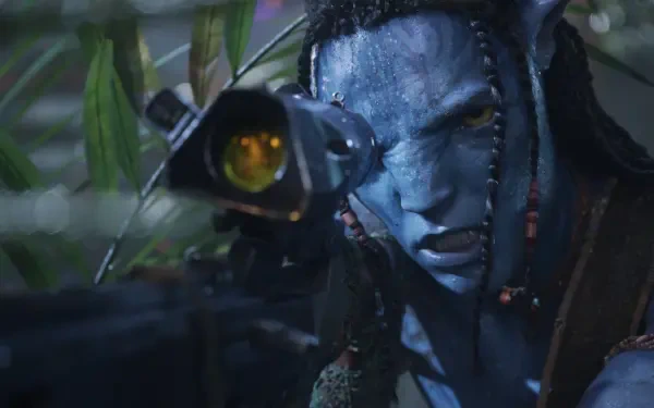 Avatar: Fire and Ash 4K Ultra HD PC desktop wallpaper — blue Na'vi warrior aiming through a rifle scope amid jungle leaves, tense expression and braided hair.