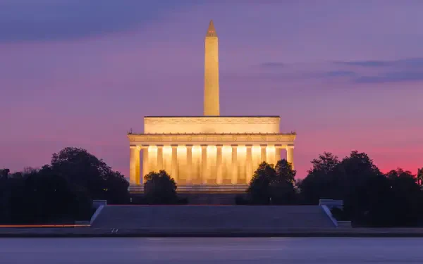 Lincoln Memorial and Washington Monument at dusk in Washington, USA, illuminated neoclassical architecture — 5K Ultra HD PC desktop wallpaper.