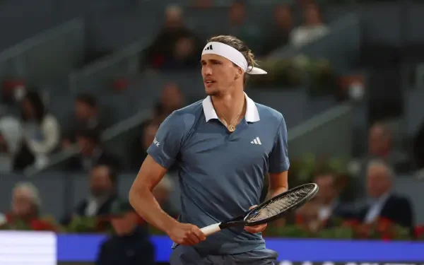 2K Quad HD desktop wallpaper of a German tennis player in a blue adidas shirt and headband holding a racket on court during a match.