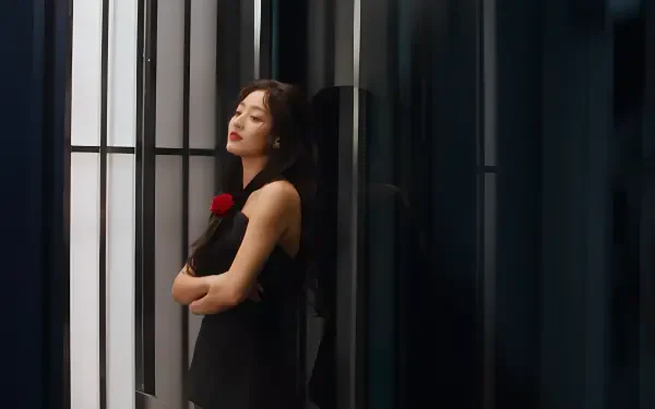 K-pop idol and model in a sleek black dress, arms crossed while leaning against reflective panels — 4K Ultra HD PC desktop wallpaper/background.