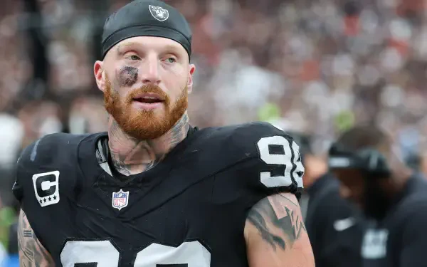 4K Ultra HD PC desktop wallpaper of a bearded NFL defensive lineman in a black #92 jersey on the sideline, football stadium blurred behind — tagged Baltimore Ravens.