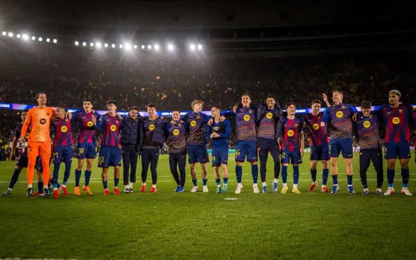 Sports: 4K Ultra HD PC desktop wallpaper: FC Barcelona soccer team lined up on the pitch under stadium lights, players in club kits before kickoff.