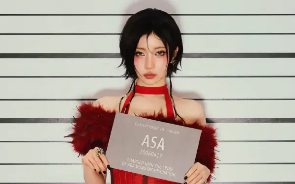 5K K-pop desktop wallpaper: dark-haired model in a red feather boa holds an ASA mugshot placard, BABYMONSTER/Choom-inspired styling with an Ada Wong cosplay vibe.