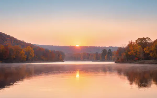 4K Ultra HD PC desktop wallpaper and background: serene fall sunset over a misty lake, golden trees reflected in calm water.