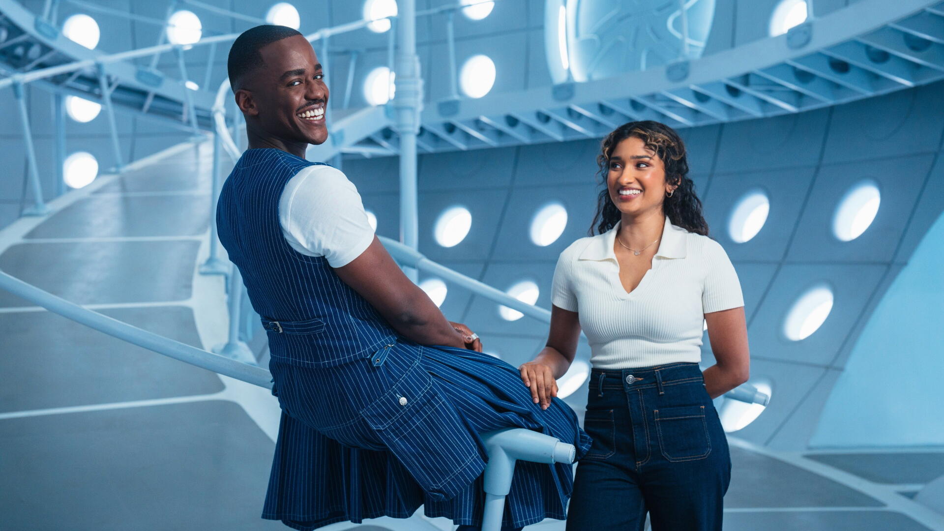Doctor Who (2023) 4K Ultra HD PC desktop wallpaper: two smiling people holding hands in a sleek, circular, blue‑lit futuristic control room.