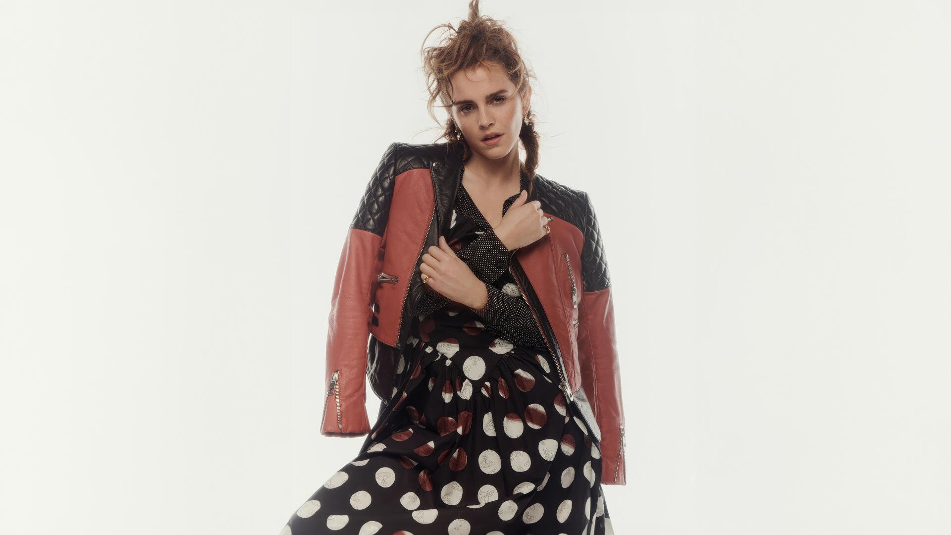 5K Ultra HD PC desktop wallpaper of an actress/celebrity: poised woman in a red leather jacket over a polka-dot skirt, arms crossed against a pale background.