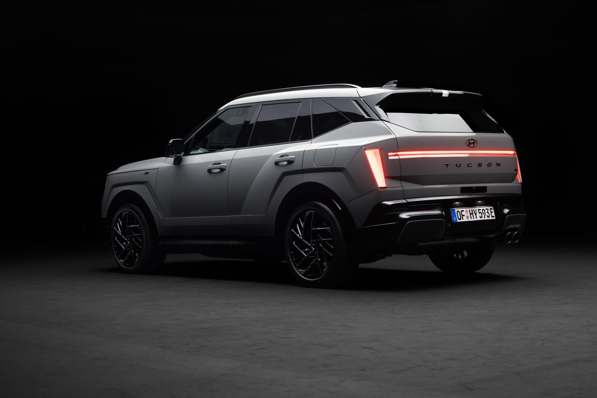 Hyundai Tucson electric SUV in a dark studio, 8K Ultra HD desktop wallpaper with a sleek Kia-like profile.