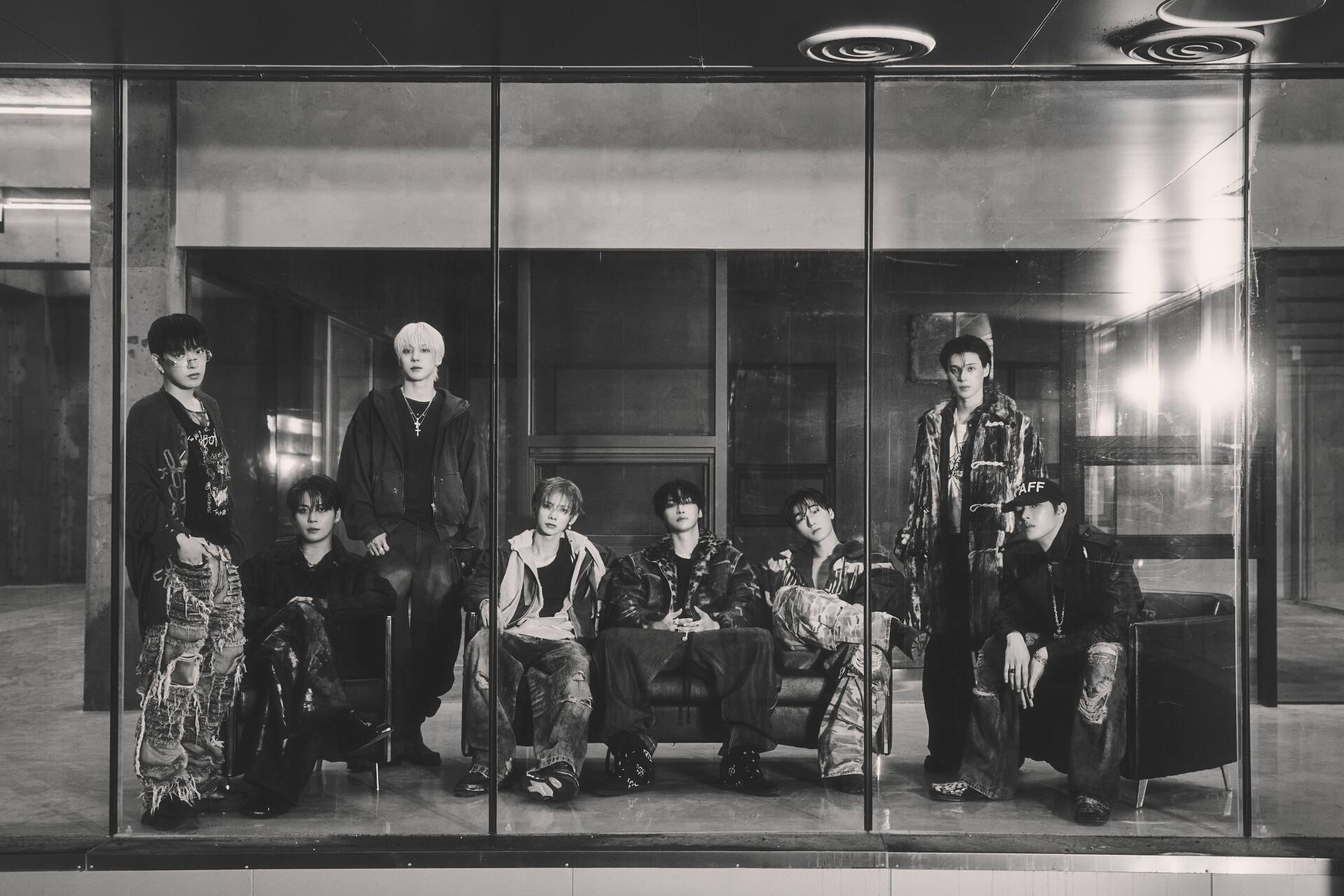 ATEEZ Golden Hour group portrait in black and white, a 4K Ultra HD PC desktop wallpaper featuring all eight band members.