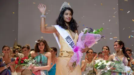 4K Ultra HD PC desktop wallpaper: beauty pageant winner on stage with tiara and sash reading Miss Bala, holding a bouquet as confetti falls around her.