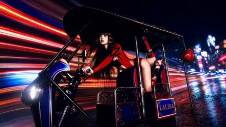 4K Ultra HD PC wallpaper: female pop singer in red on a tuk-tuk/rickshaw at night, striking pose amid neon motion-blur, SaWaDiKa street vibe.