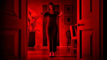 4K Ultra HD PC desktop wallpaper for Other Mommy (2026): a woman stands in a blood-red hallway, arms outstretched between open doors, casting deep shadows.