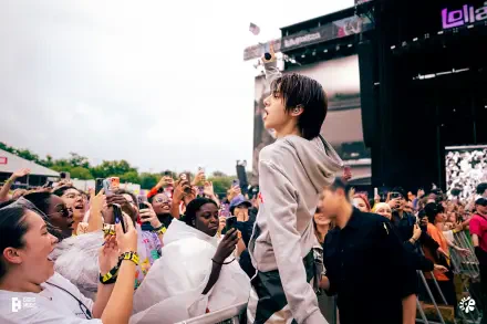 Singer leaning into an ecstatic festival crowd at the Cortis concert, hands raised and phones out, vibrant 4K Ultra HD PC desktop wallpaper and background.
