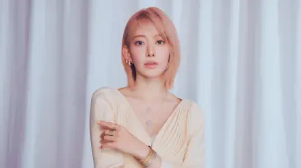 5K Ultra HD desktop wallpaper: portrait of a pink‑haired young woman in a cream outfit standing before soft pale curtains, minimal makeup and a calm, poised expression.