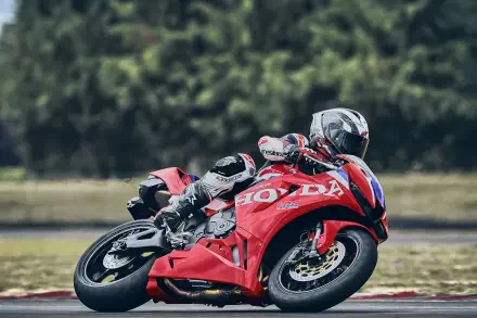 Honda CBR600RR racing motorcycle leaning through a track corner, featured in a 4K Ultra HD PC desktop wallpaper and background.