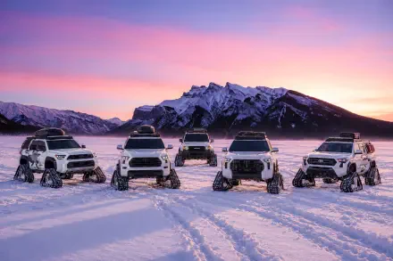 Toyota Snowhunter off-road SUVs on a snowy mountain plain at sunset, featured in a 2K Quad HD desktop wallpaper background.
