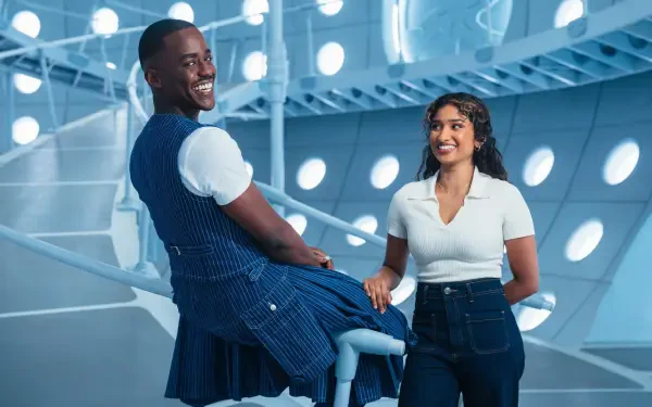 Doctor Who (2023) 4K Ultra HD PC desktop wallpaper: two smiling people holding hands in a sleek, circular, blue‑lit futuristic control room.