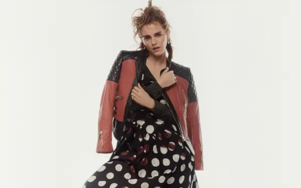 5K Ultra HD PC desktop wallpaper of an actress/celebrity: poised woman in a red leather jacket over a polka-dot skirt, arms crossed against a pale background.