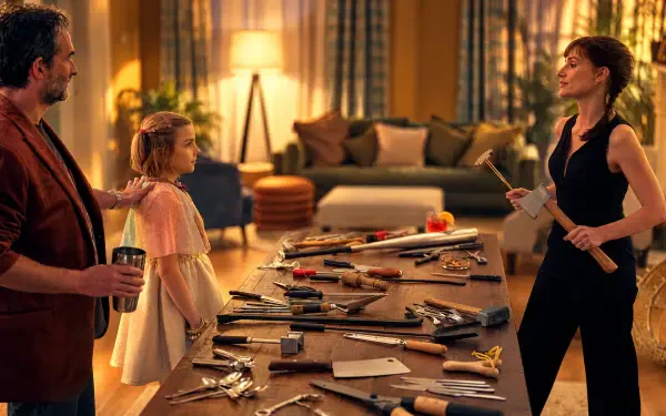 Other Mommy 4K Ultra HD PC desktop wallpaper featuring a tense family scene, a woman holding a knife, and weapons displayed on a table.