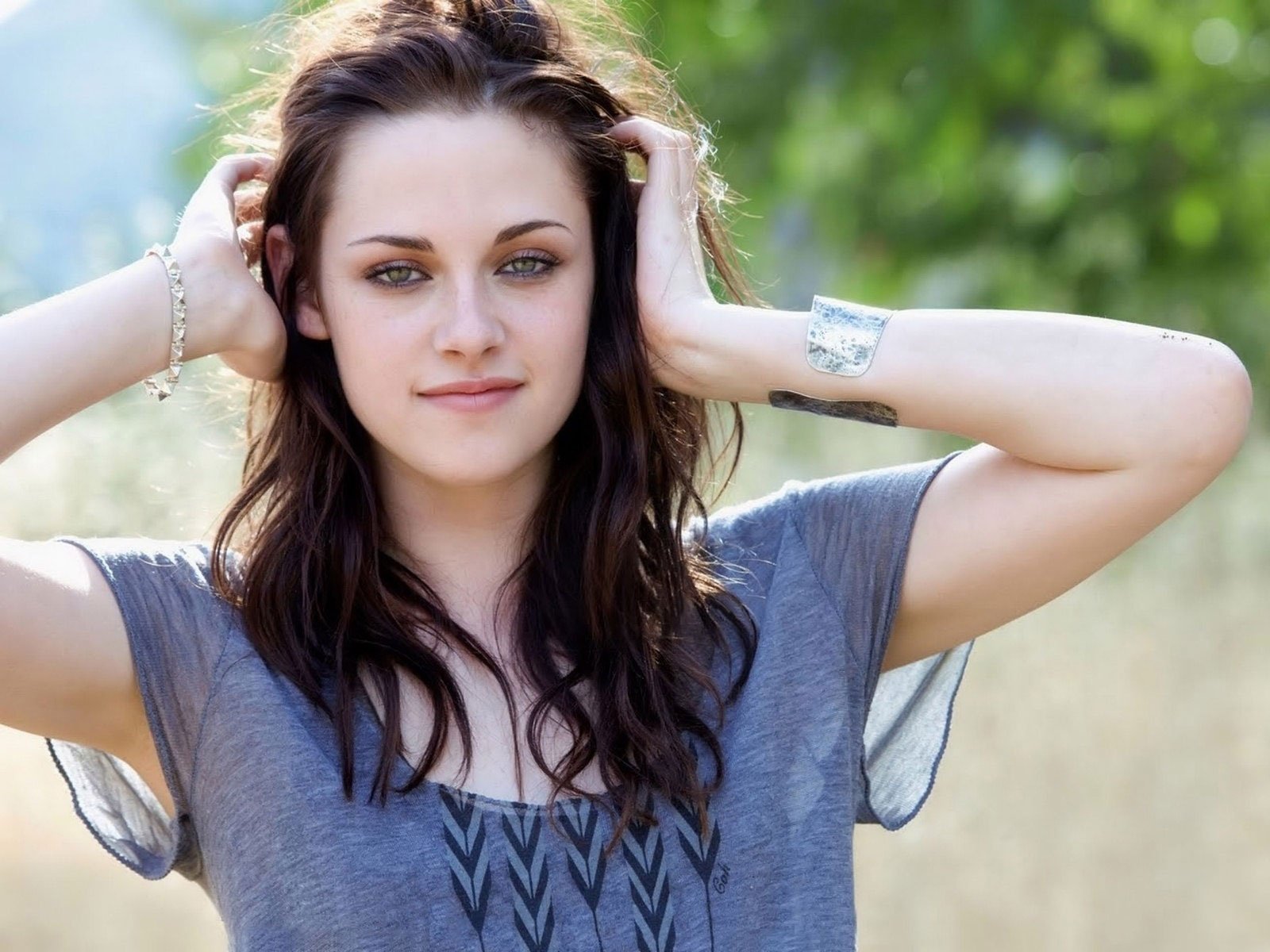 HD desktop wallpaper of celebrity Kristen Stewart, featuring a casual and relaxed outdoor portrait.