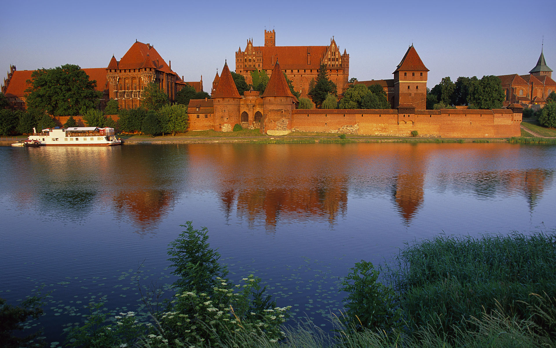 Man Made Malbork Castle HD Wallpaper | Background Image