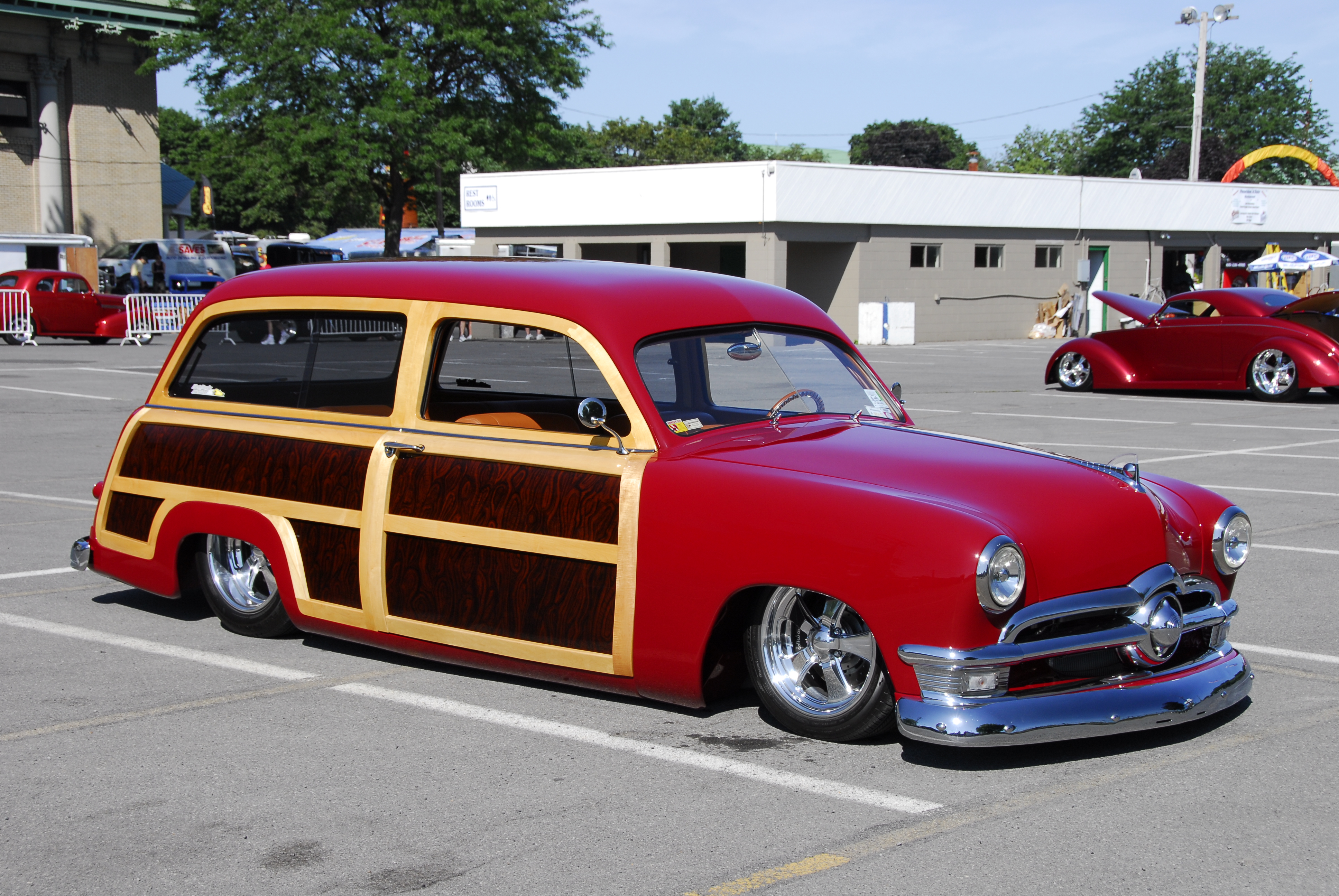 Vintage 1950 Ford Woody Wagon parked under the sun, perfect for desktop wallpaper.