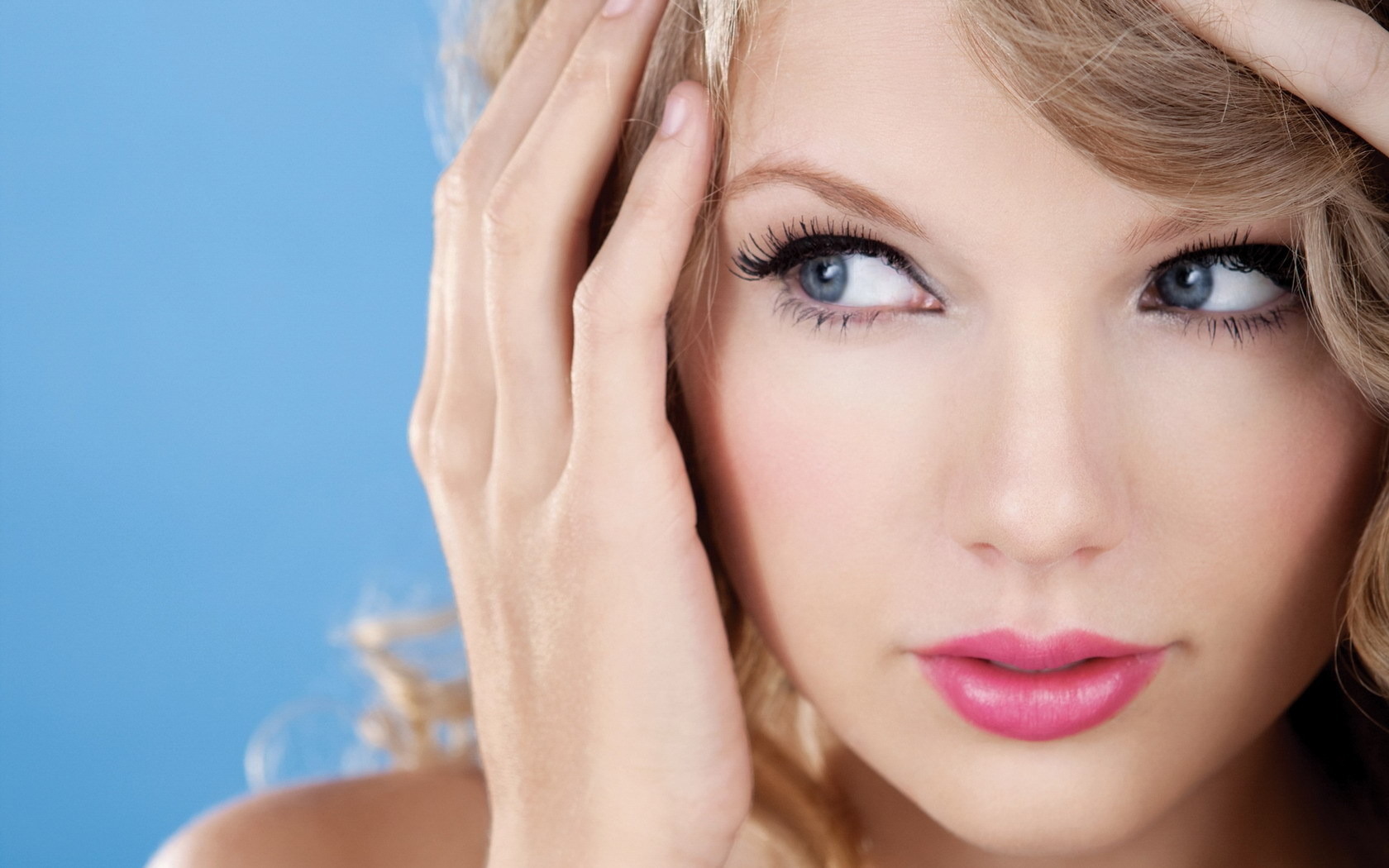 Taylor Swift desktop wallpaper with music theme