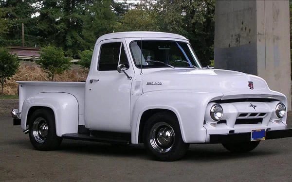 4K Ultra HD PC desktop wallpaper/background of a classic white Ford pickup truck parked by trees, showcasing vintage lines and chrome detailing.
