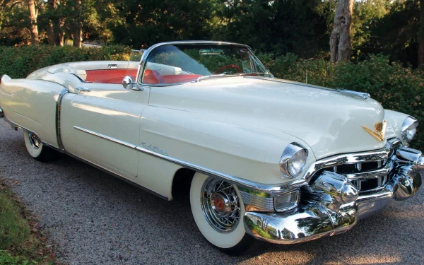 4K Ultra HD PC desktop wallpaper featuring a classic white Cadillac convertible parked on a shaded driveway with lush greenery in the background.