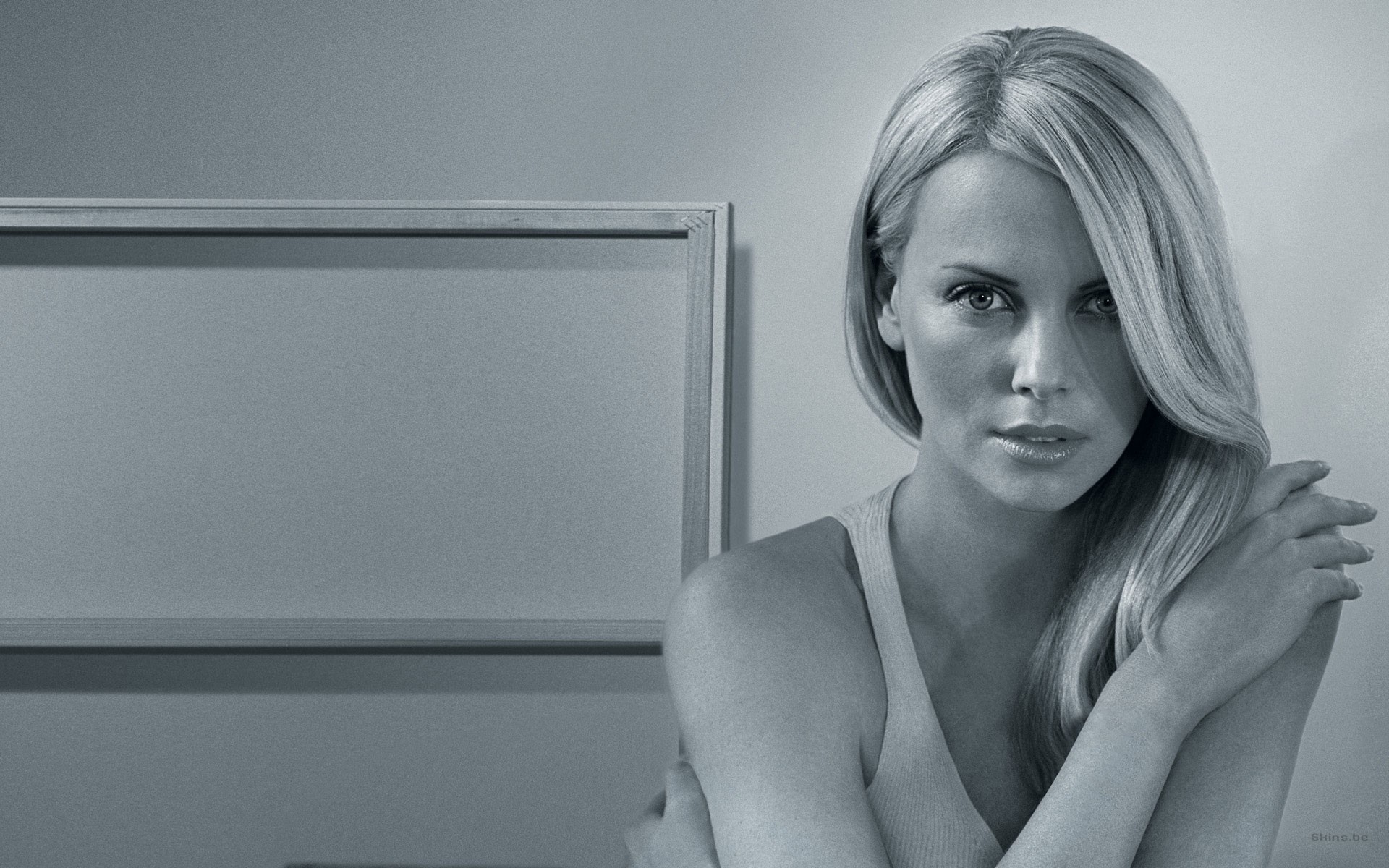 Charlize Theron, a glamorous celebrity, in this stunning desktop wallpaper.