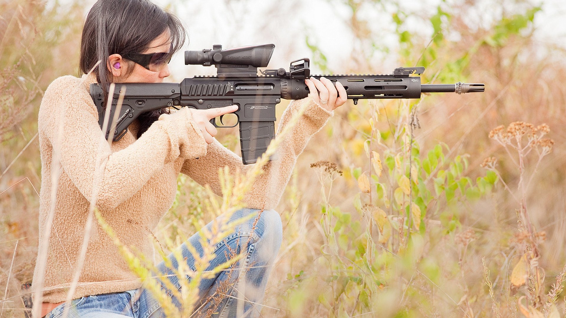 Игра девушки стреляют. Снайперский автомат. Как держать снайперскую. Обои на телефон милитари снайпера. Стрельба карабина СВД В тире.