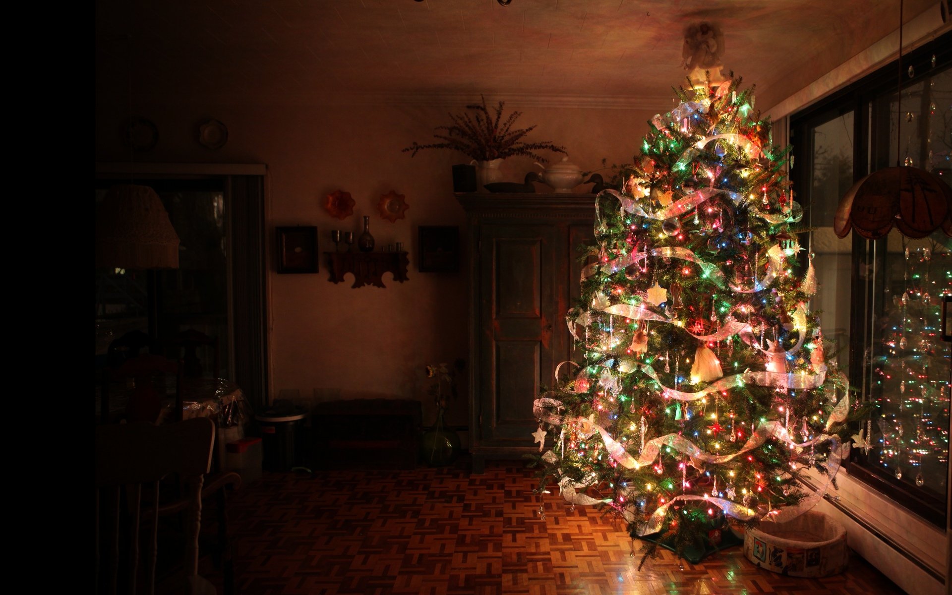 Cây thông Noel là biểu tượng không thể thiếu trong Lễ hội Giáng sinh. Bức ảnh chụp cây thông Noel cùng đèn LED lung linh sẽ mang đến cho bạn thật nhiều niềm vui và cảm xúc. Hãy xem những khoảnh khắc tuyệt vời này và cảm nhận sự đẹp đẽ và yên bình của mùa lễ hội này.