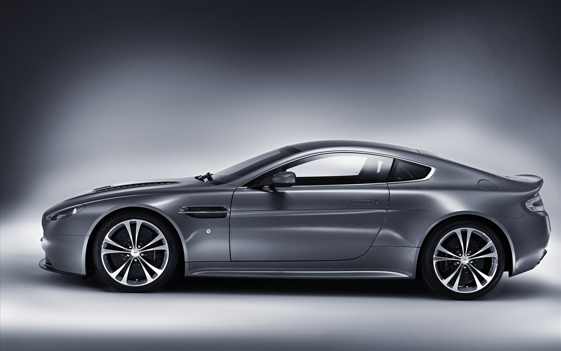 Download Vehicle Aston Martin V12 Vantage HD Wallpaper