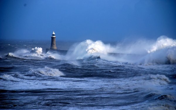 Lighthouse In Ocean Storm 高清壁纸 桌面背景 2048x1363 Id686981