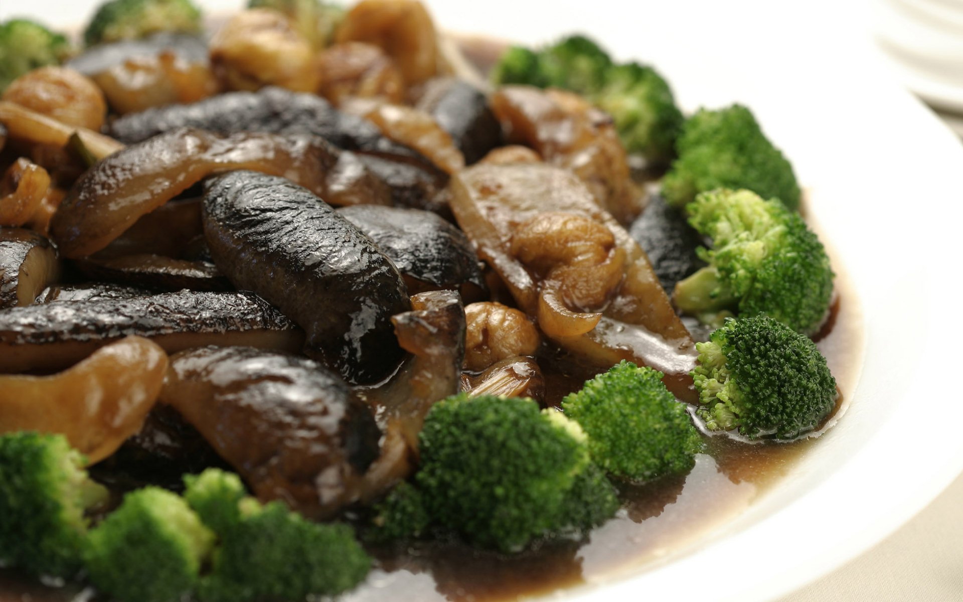 HD PC desktop wallpaper featuring a close-up of Chinese food with mushrooms and broccoli on a white plate.
