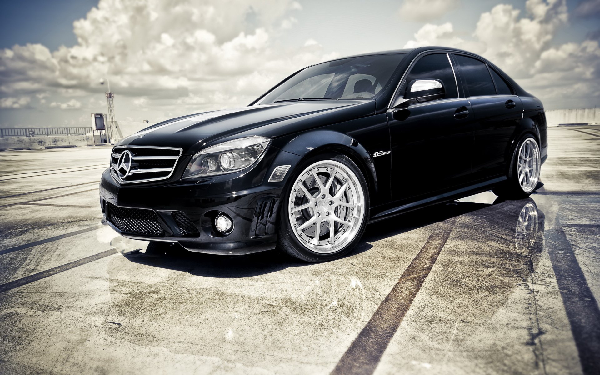 Бесплатные обои мерседеса. C63 AMG w204. Обои Mercedes Benz w204. Мерседес Бенц черный. Мерседес мерин черный.