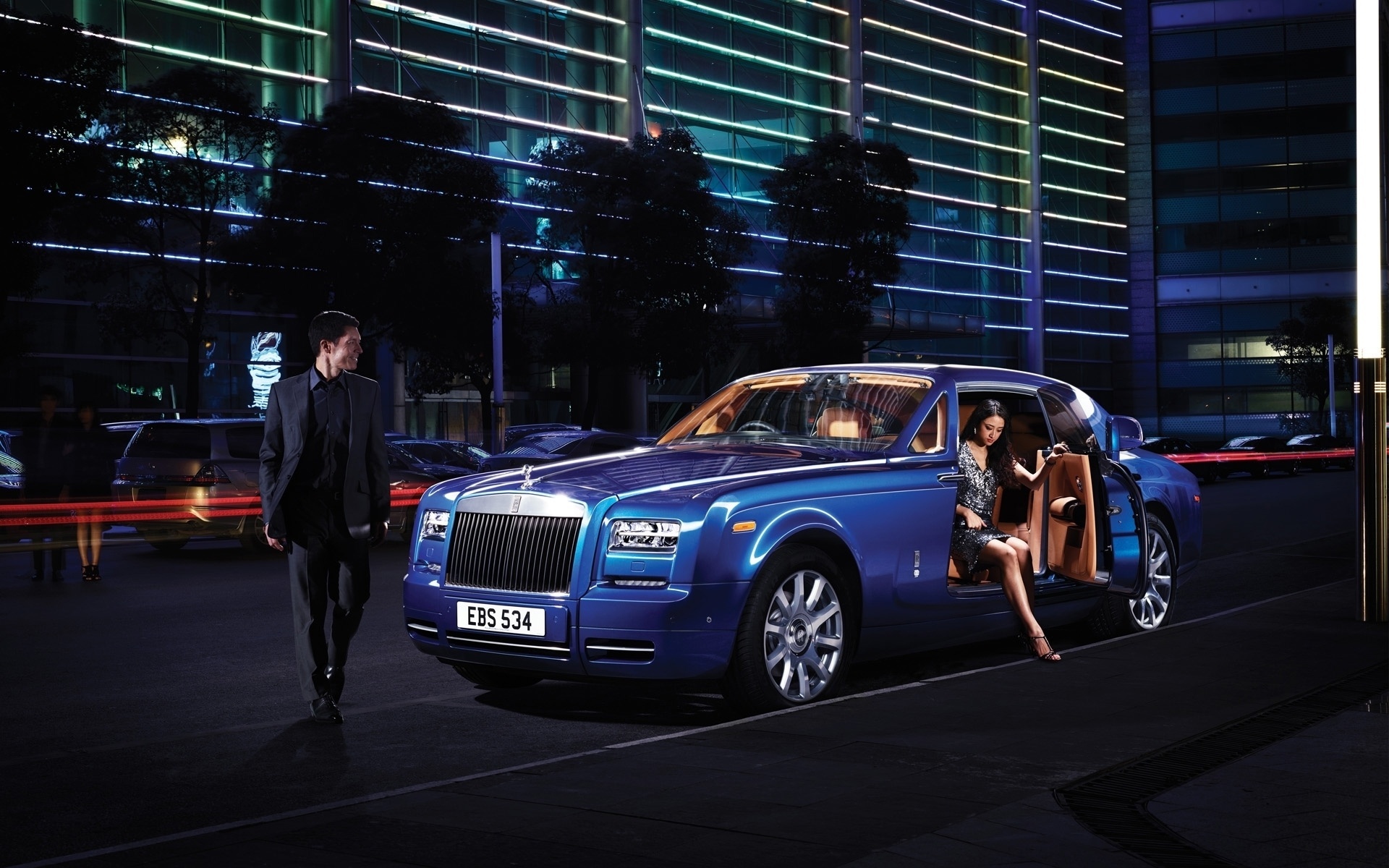 Rolls-Royce, tên gọi đã đủ để gợi lên hình ảnh những chiếc xe sang trọng, đẳng cấp và đầy quyền lực. Hãy để những hình ảnh này lôi cuốn bạn bằng vẻ đẹp và sang trọng của một chiếc xe hạng sang.