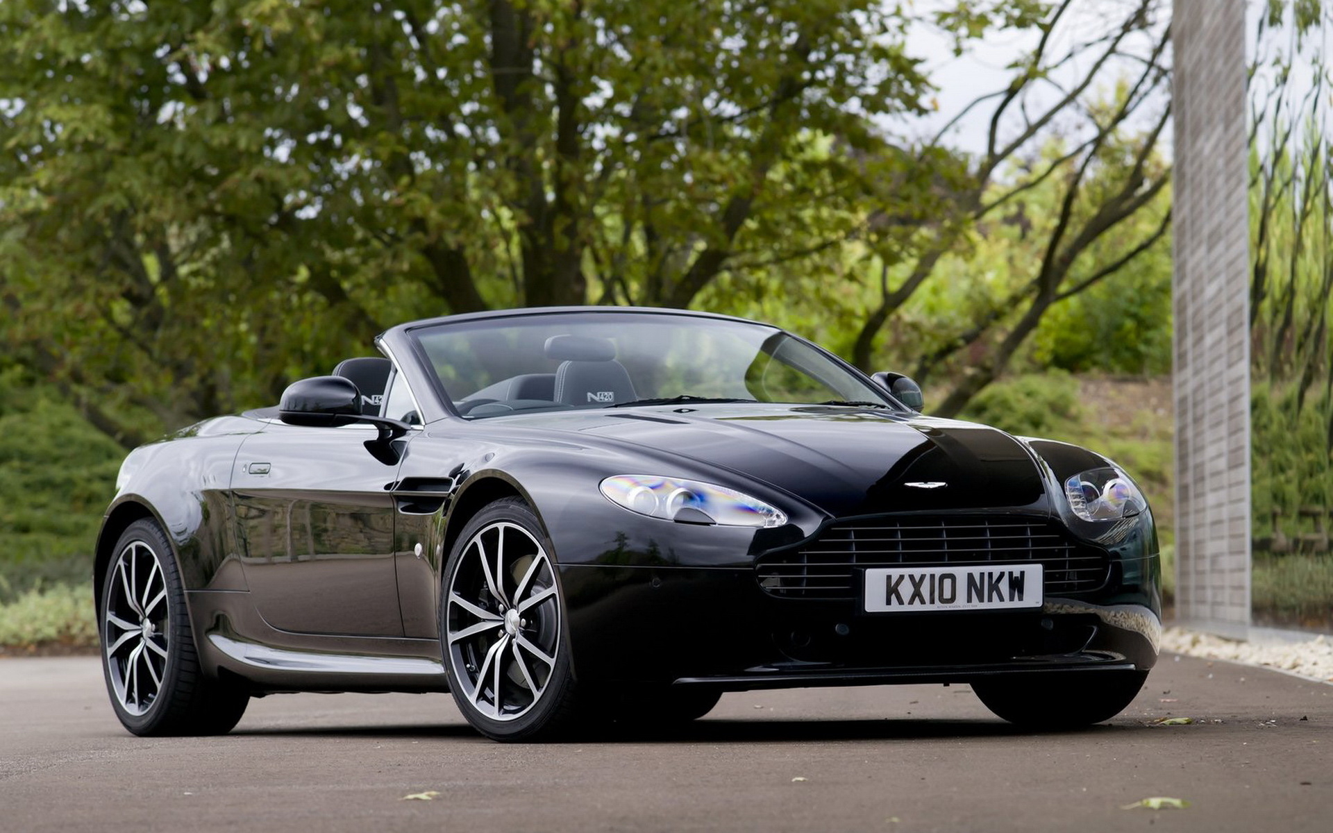 Download Vehicle Aston Martin V8 Vantage HD Wallpaper