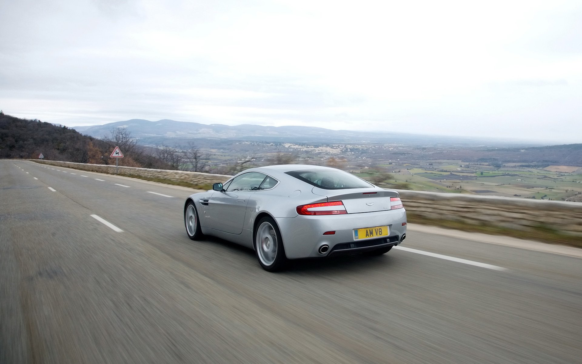 Download Vehicle Aston Martin V8 Vantage HD Wallpaper